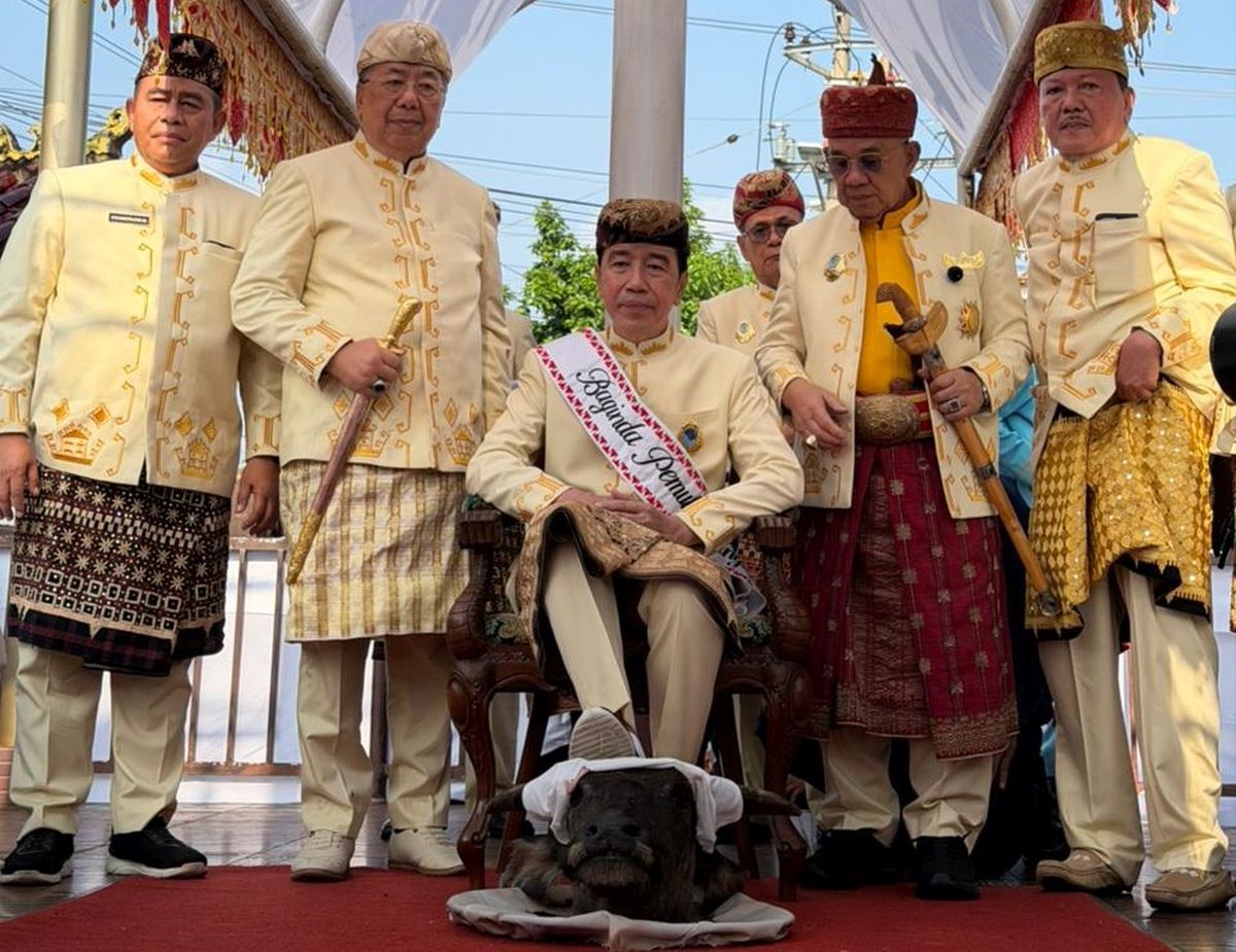 Ritual Adat atau Sindiran Politik? Jokowi Buka Suara soal Kontroversi Injak Kepala Kerbau