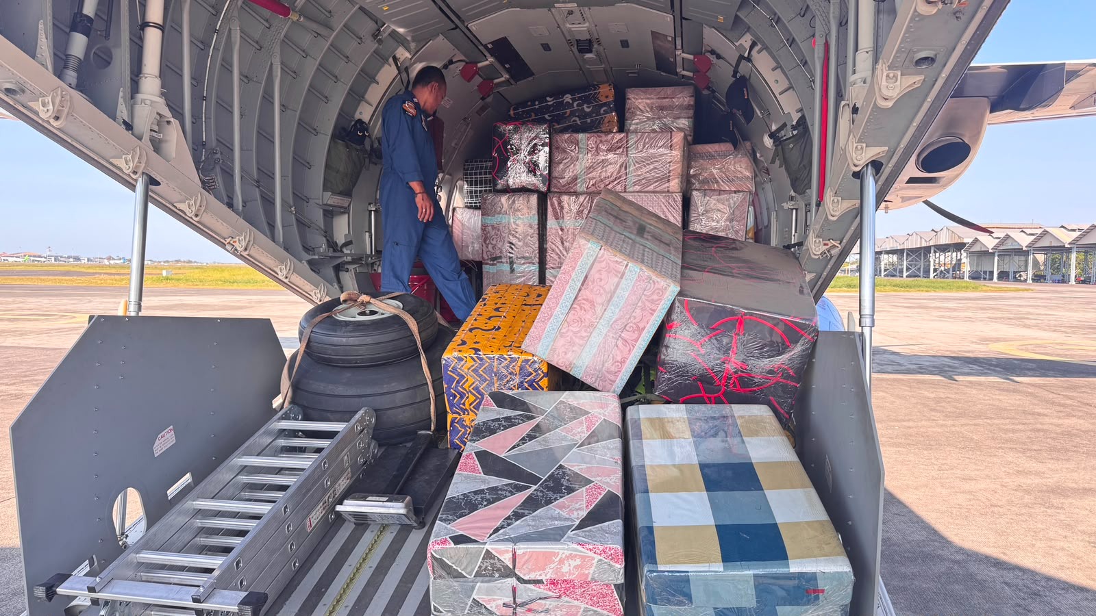 Bantuan Terus Ditebar Polri ke  Warga Terdampak Gempa NTT